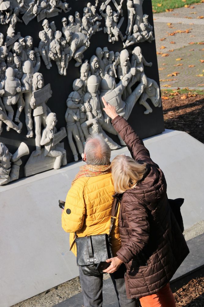 PP Denkmal Sie zeigt Ca-20-95-col