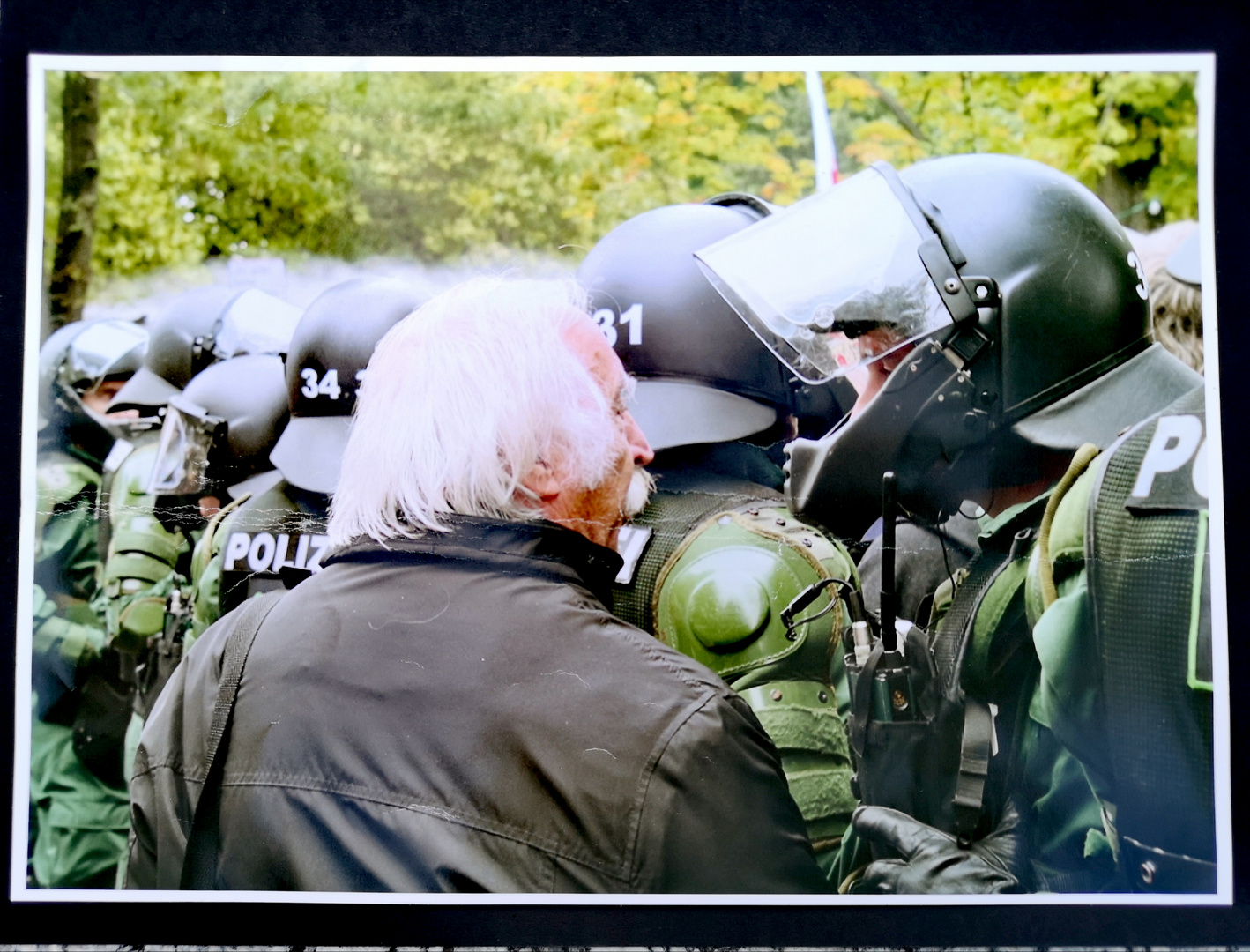 PP Foto+Story  - Mann und Polizist - vom 30 Sept 2010