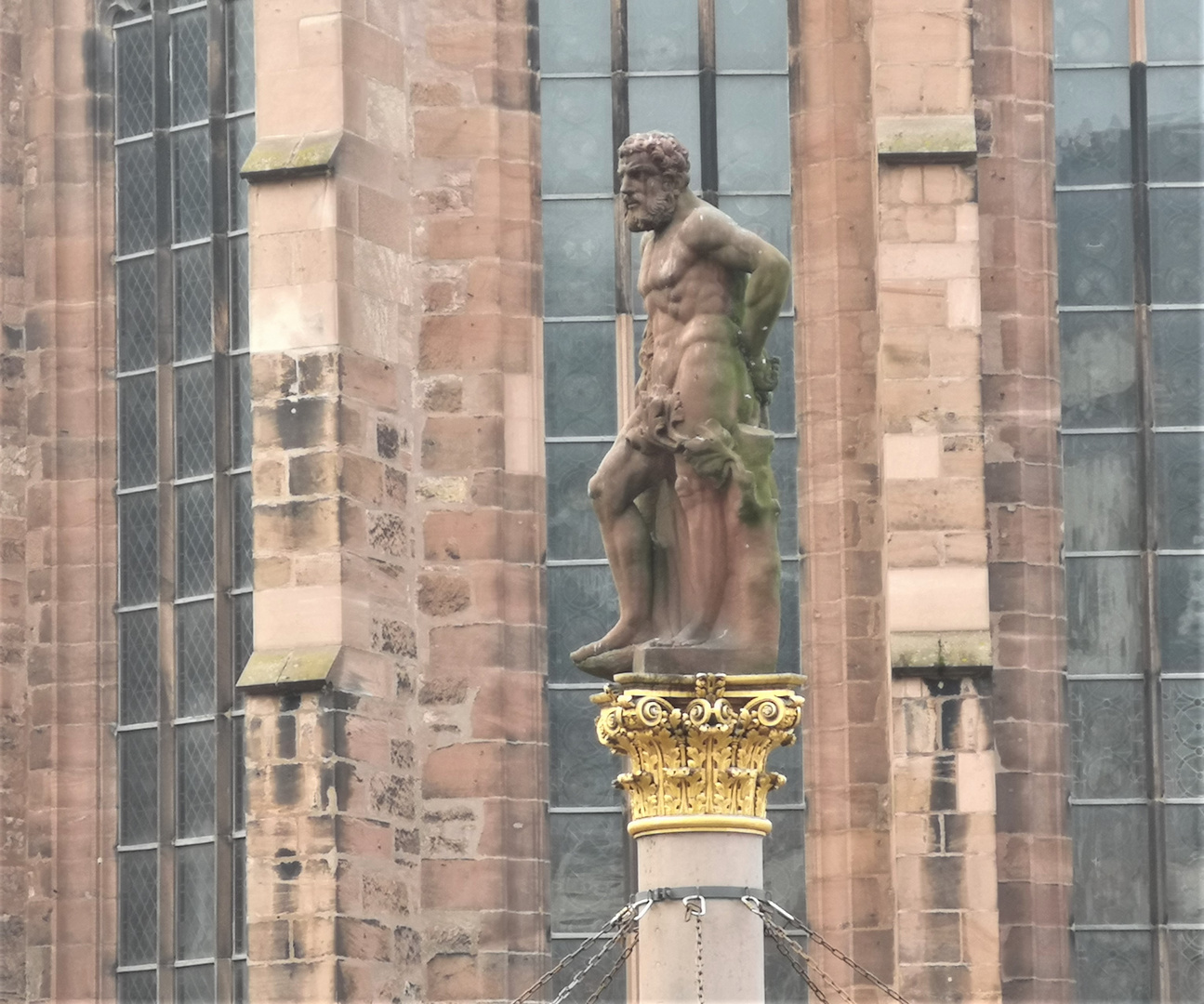 PP Statue vor Kirche HD P20-19-col