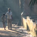 PP zwei Jungs im Seitenlicht India-893 Bildvergleich