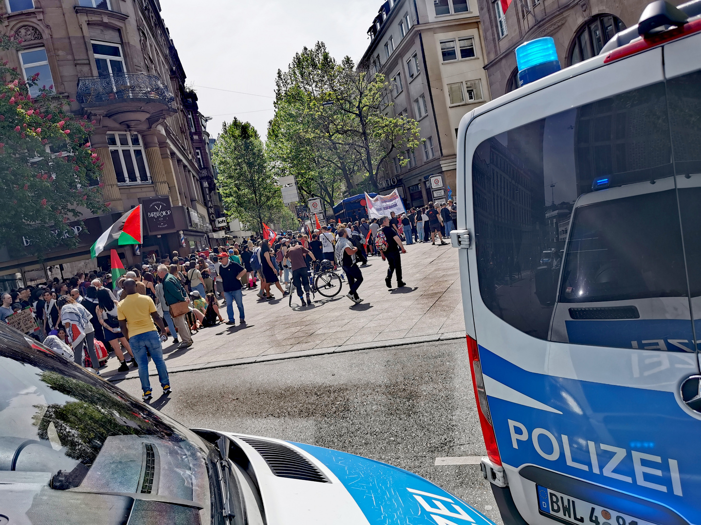 P_Polizei stoppt Demozug 1mai24 p30-653-col +Zitat