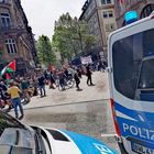 P_Polizei stoppt Demozug 1mai24 p30-653-col +Zitat