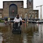 PP_Rollstuhl_bei_Hochwasser P_21_03-col