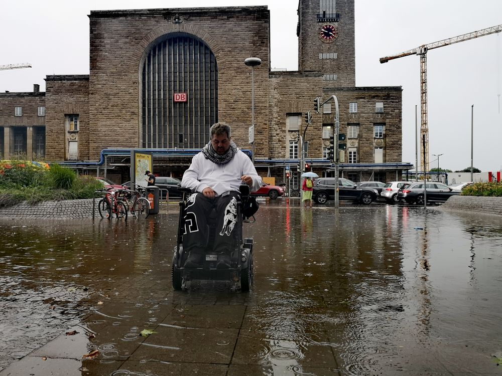 PP_Rollstuhl_bei_Hochwasser P_21_03-col