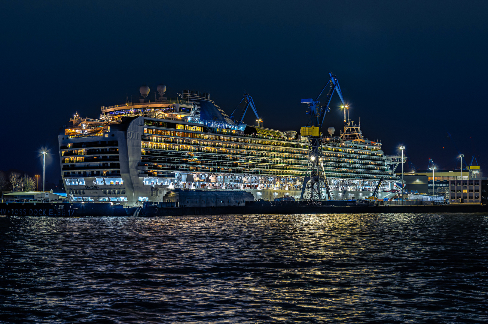 P&Q Cruises Ventura in Dock Elbe 17