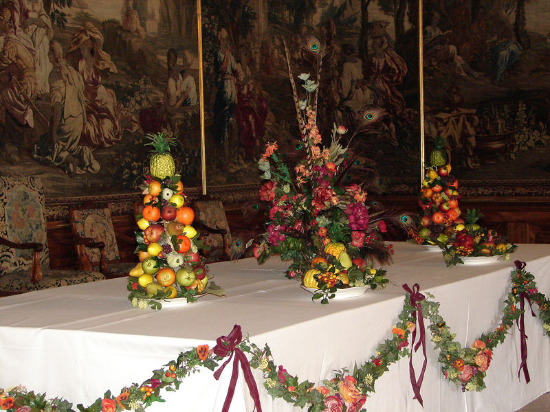 Prachtvoll gedeckte tafel im hintergrund mit