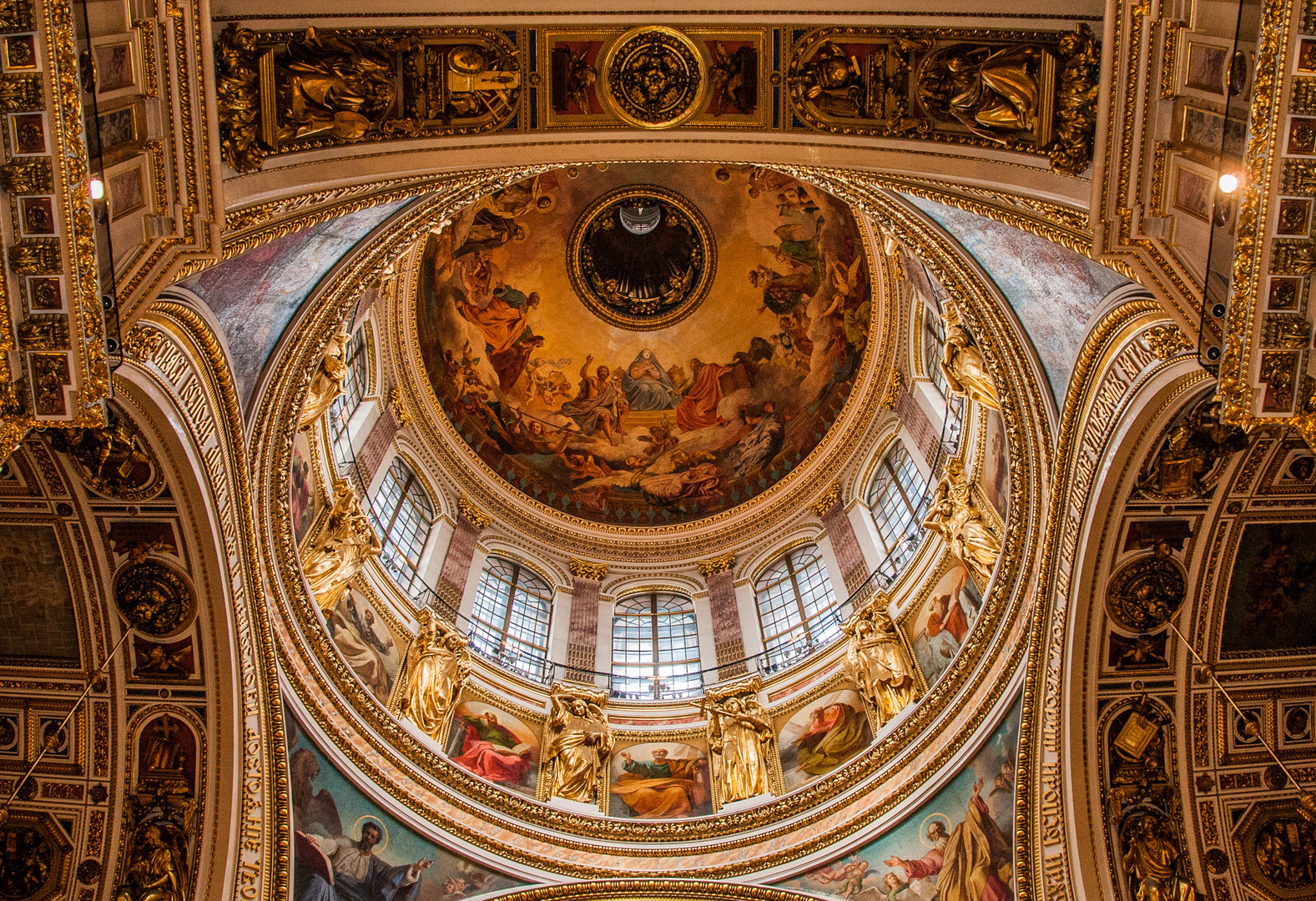 Prachtvolle Dekoration in der Isaakskathedrale