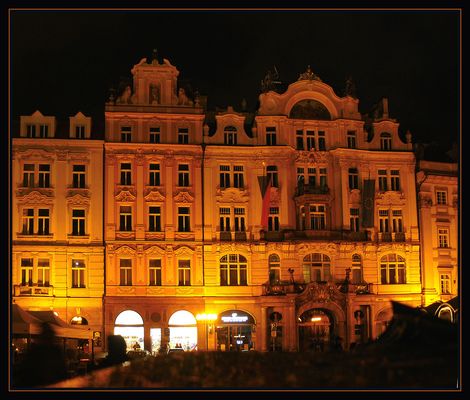 Prachtvolle Prager Hausfassaden bei Nacht