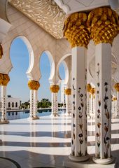 Prachtvolle Säulen in der Sheikh Zayed Mosque