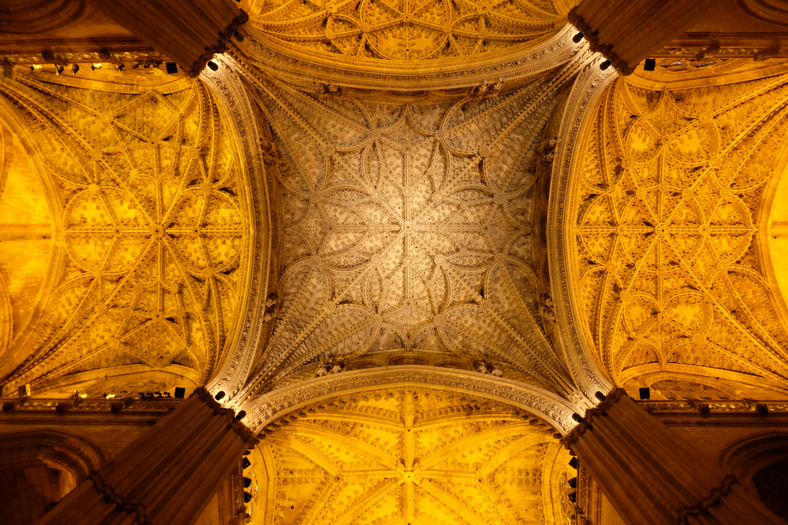 Prachtvolles Gewölbe in der Kathedrale von Sevilla