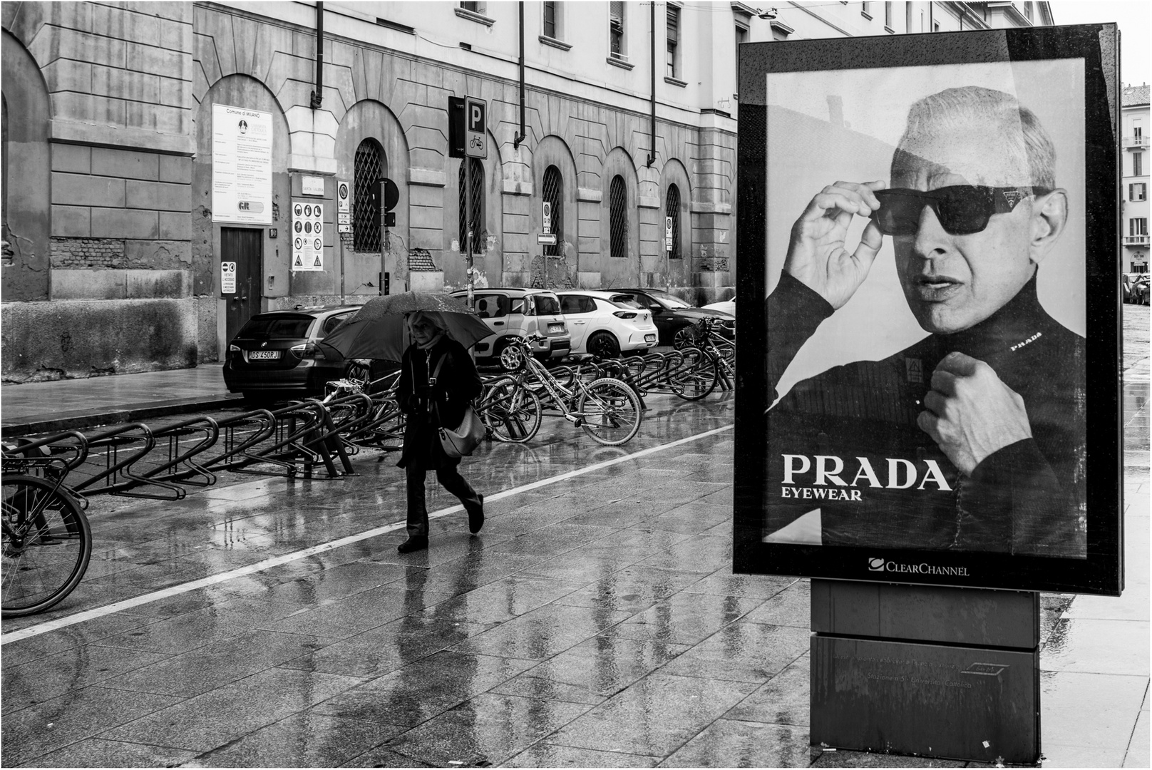 Prada im Regen