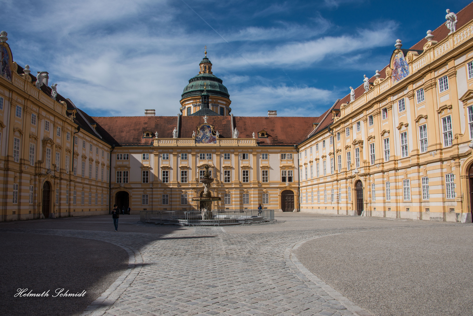 Prälatenhof und im Hintergrund die Stiftskirche