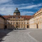 Prälatenhof und im Hintergrund die Stiftskirche