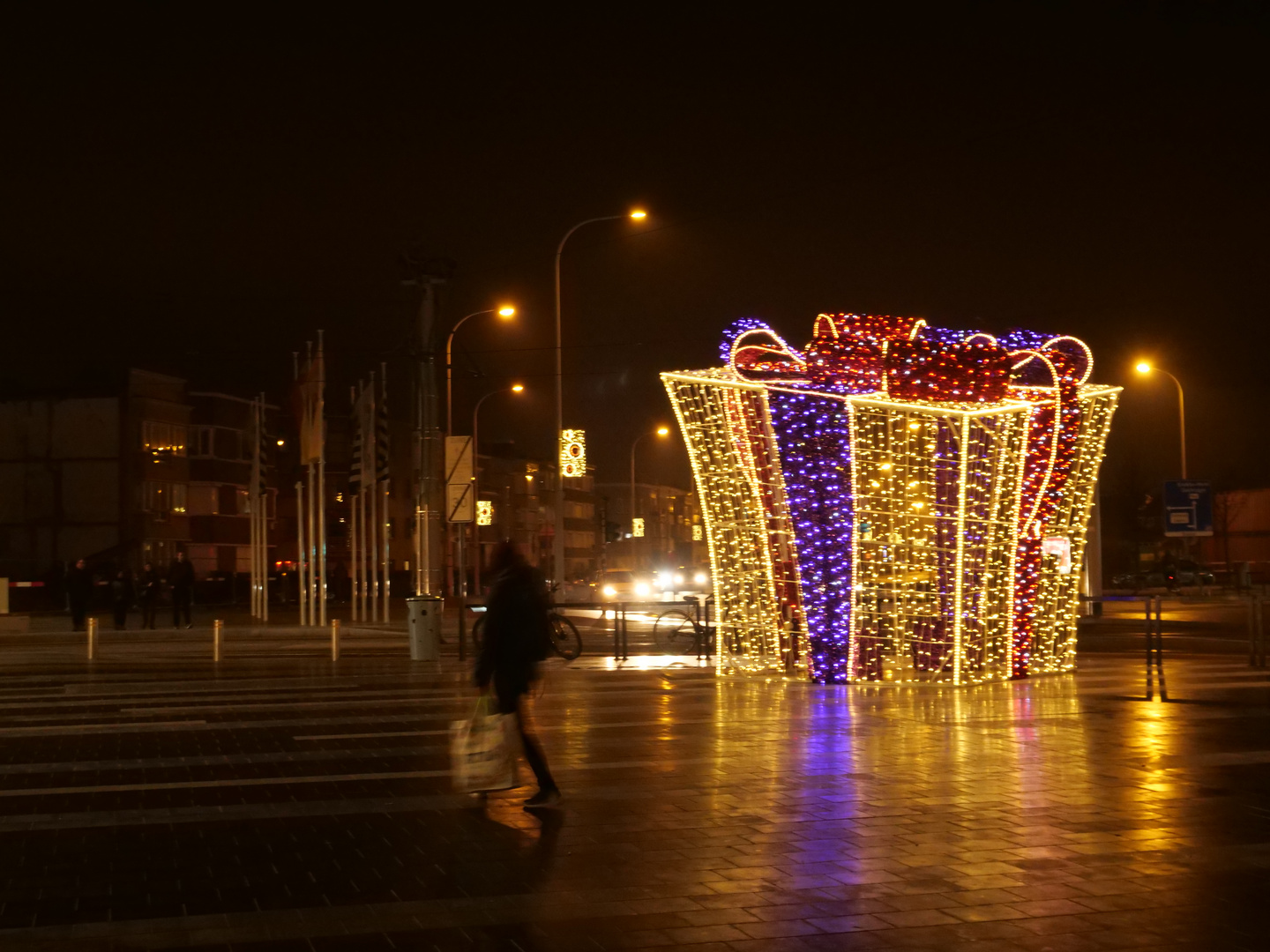 Präsent in Blankenberge / At Christmas Present on the Street in Blankenberge Belgium