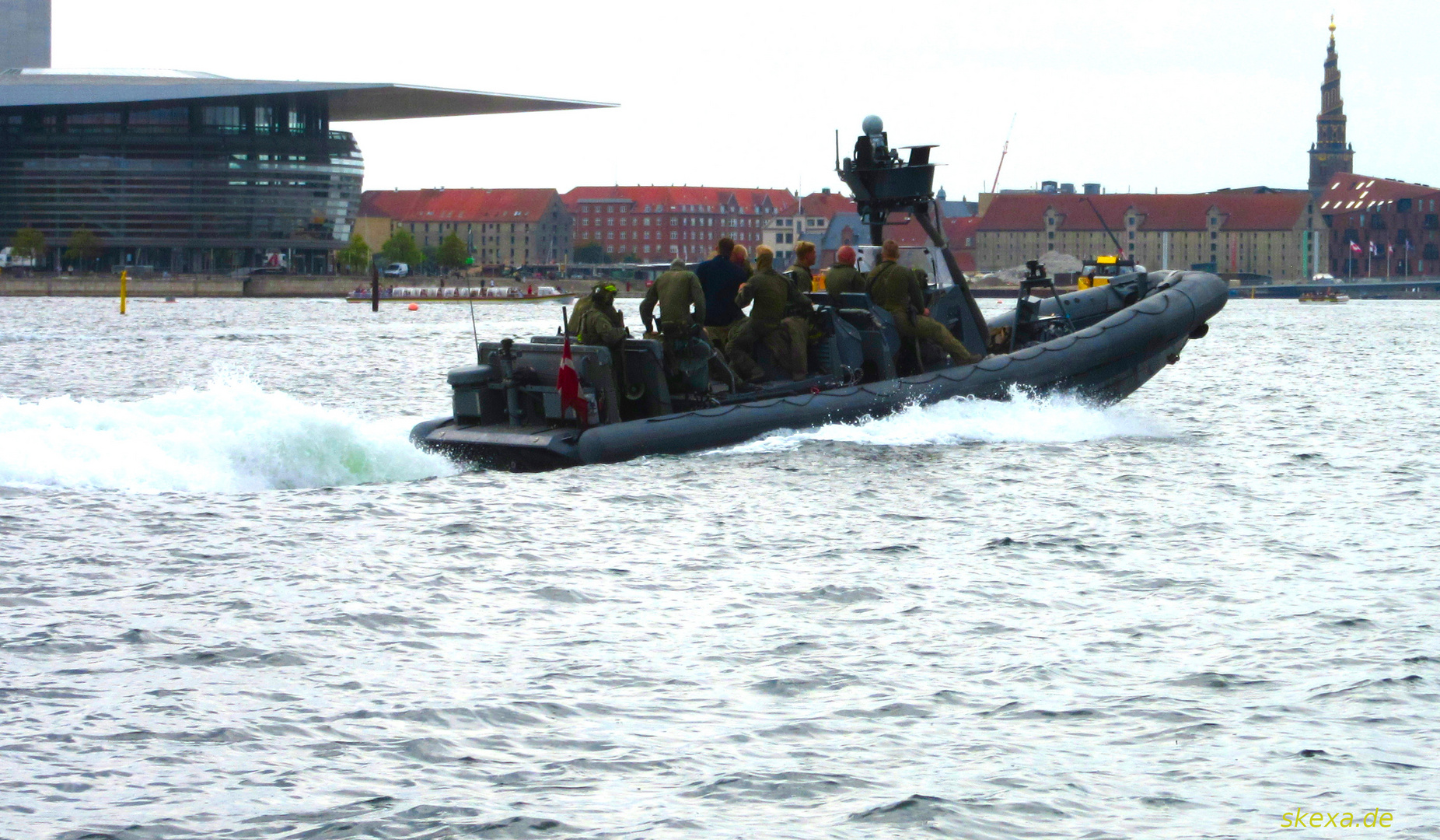 Präsident Macron 2018 in Kopenhagen im Schlauchboot vor dem Opernhaus ?