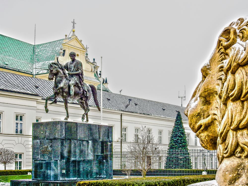 Präsidentenpalast mit Reiterdenkmal