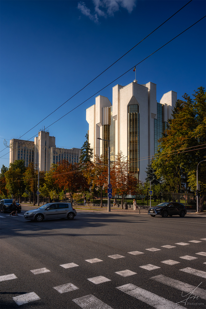 Präsidentenpalast und dahinter das Ministeriumsgebäude