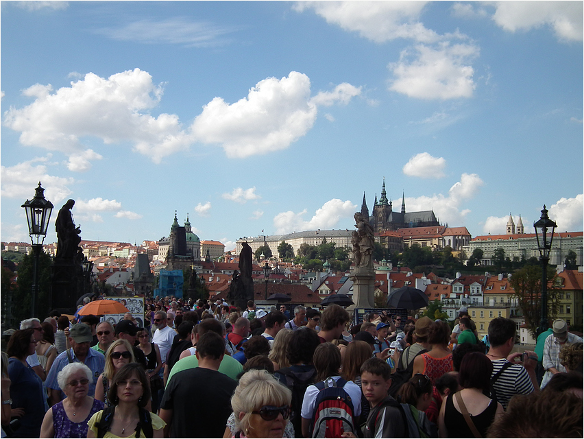 Prag - Ansichten einer Stadt / Karlsbrücke - Menschen