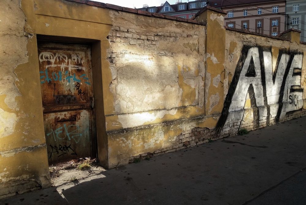 PRAG AVE an der Mauer