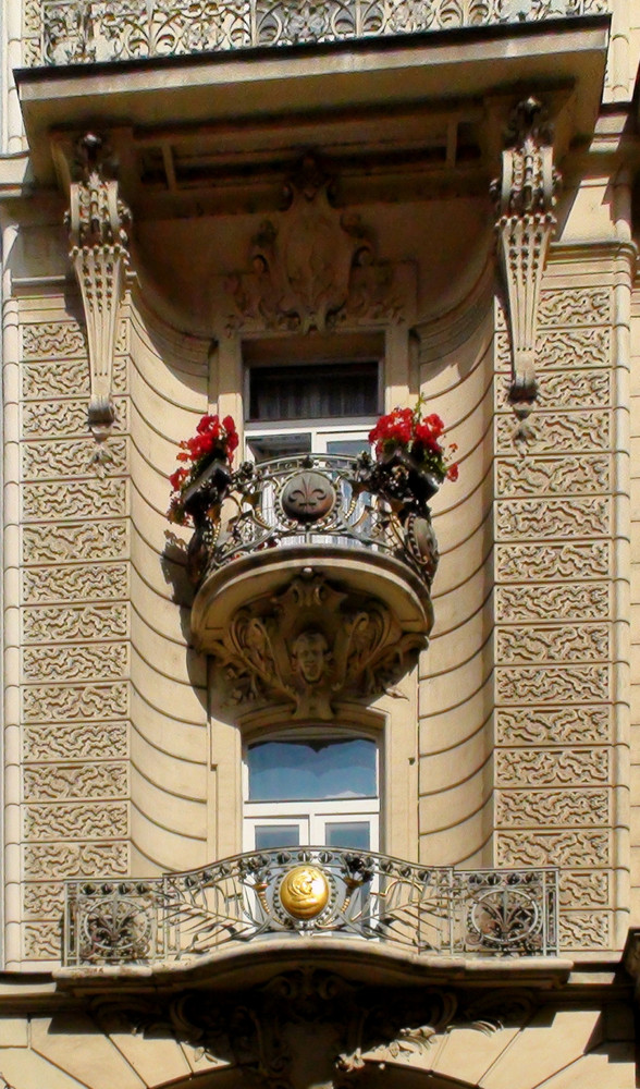 Prag: Balkon in einer Fassade