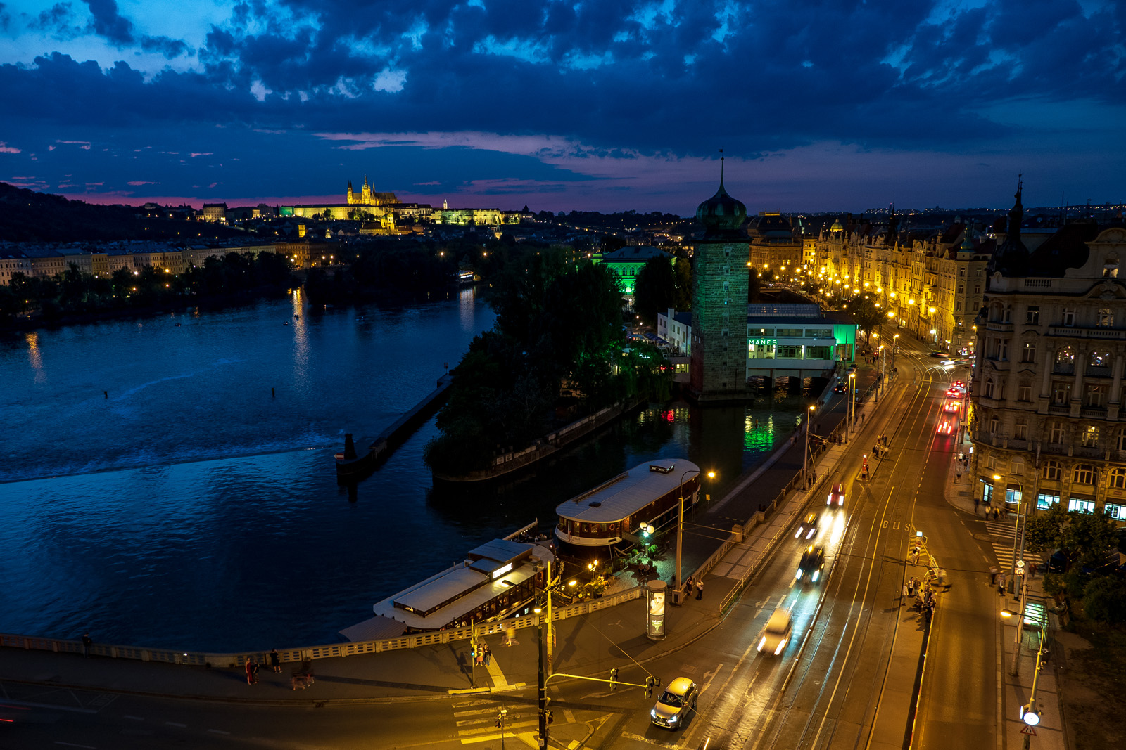 Prag bei Nacht vom Tanzenden Haus aus gesehen