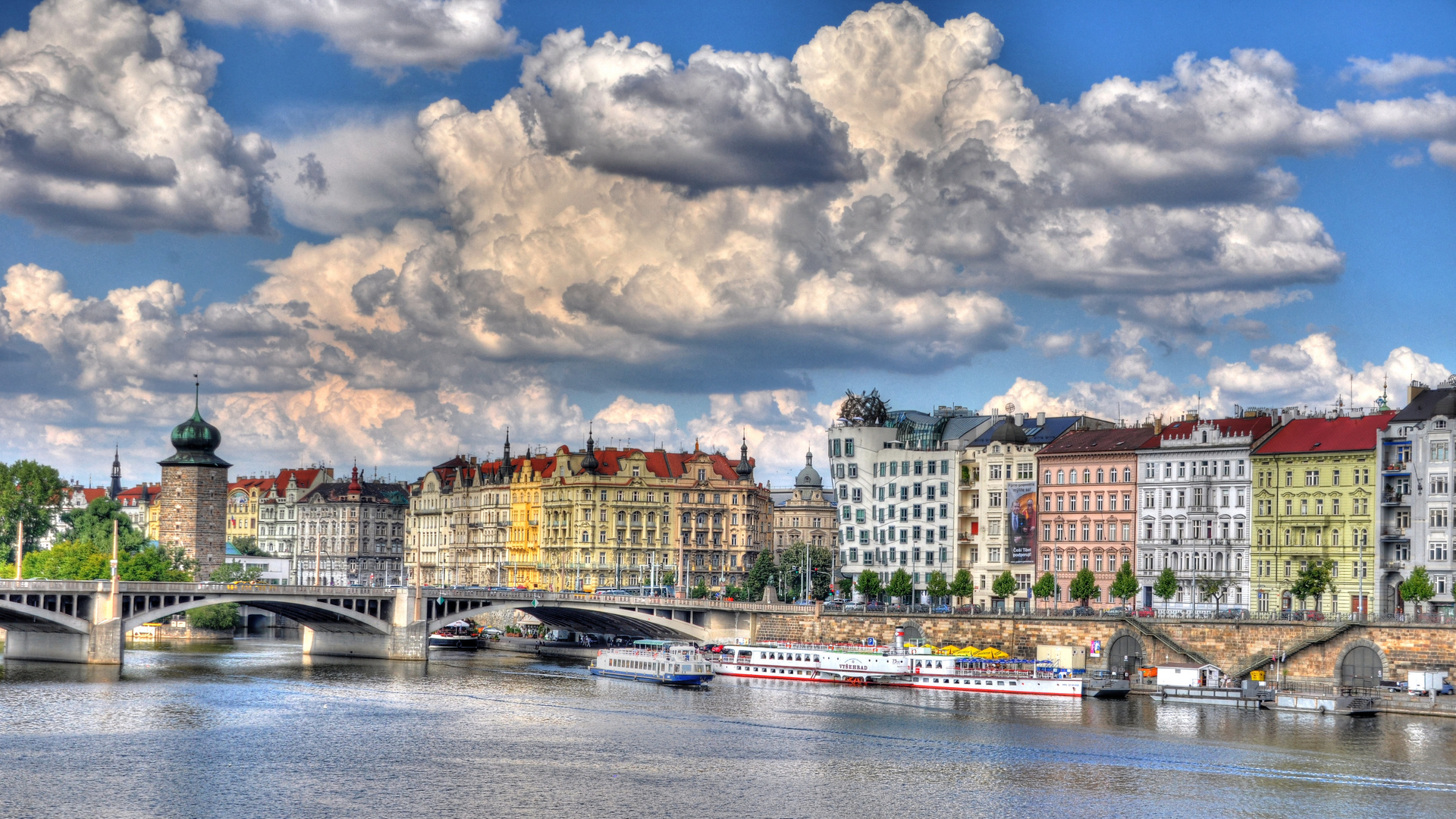 Prag - Blick über die Moldau zu den tanzenden Häusern