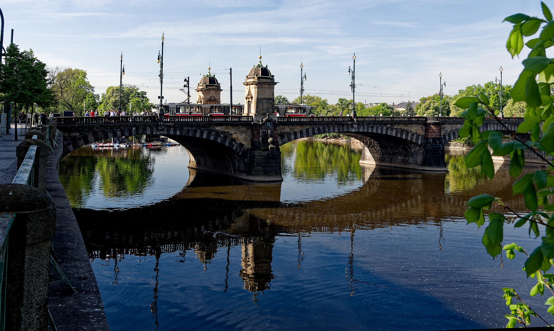 Prag: Brücke über die Moldau mit Spiegelung