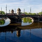 Prag: Brücke über die Moldau mit Spiegelung