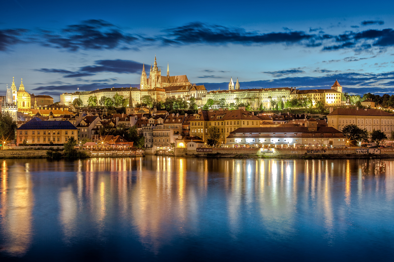 Prag by night