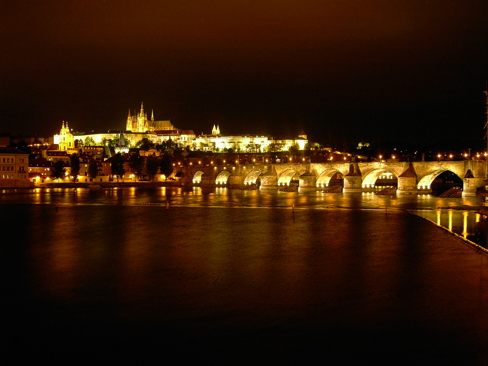 Prag by night