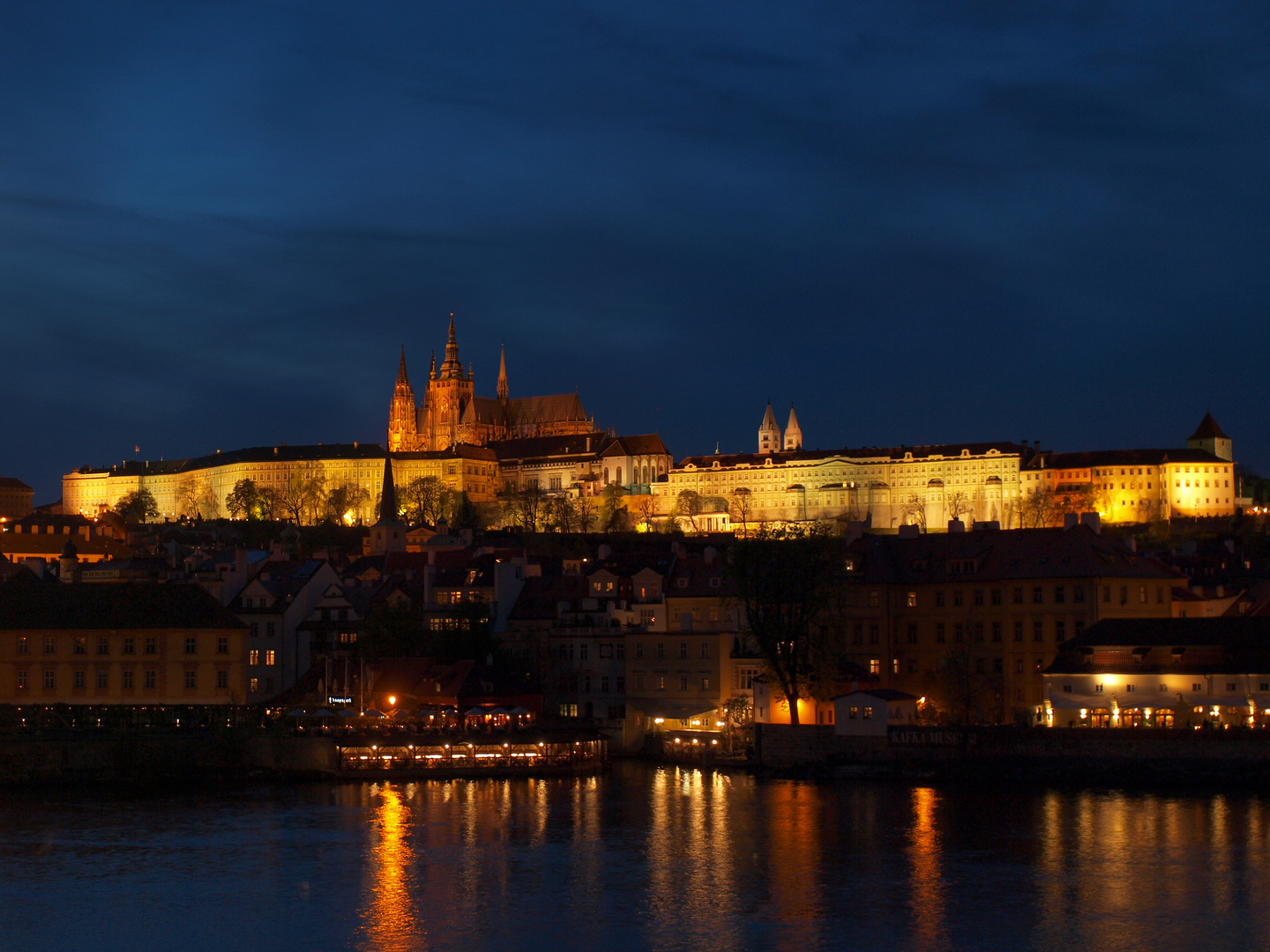 Prag by night