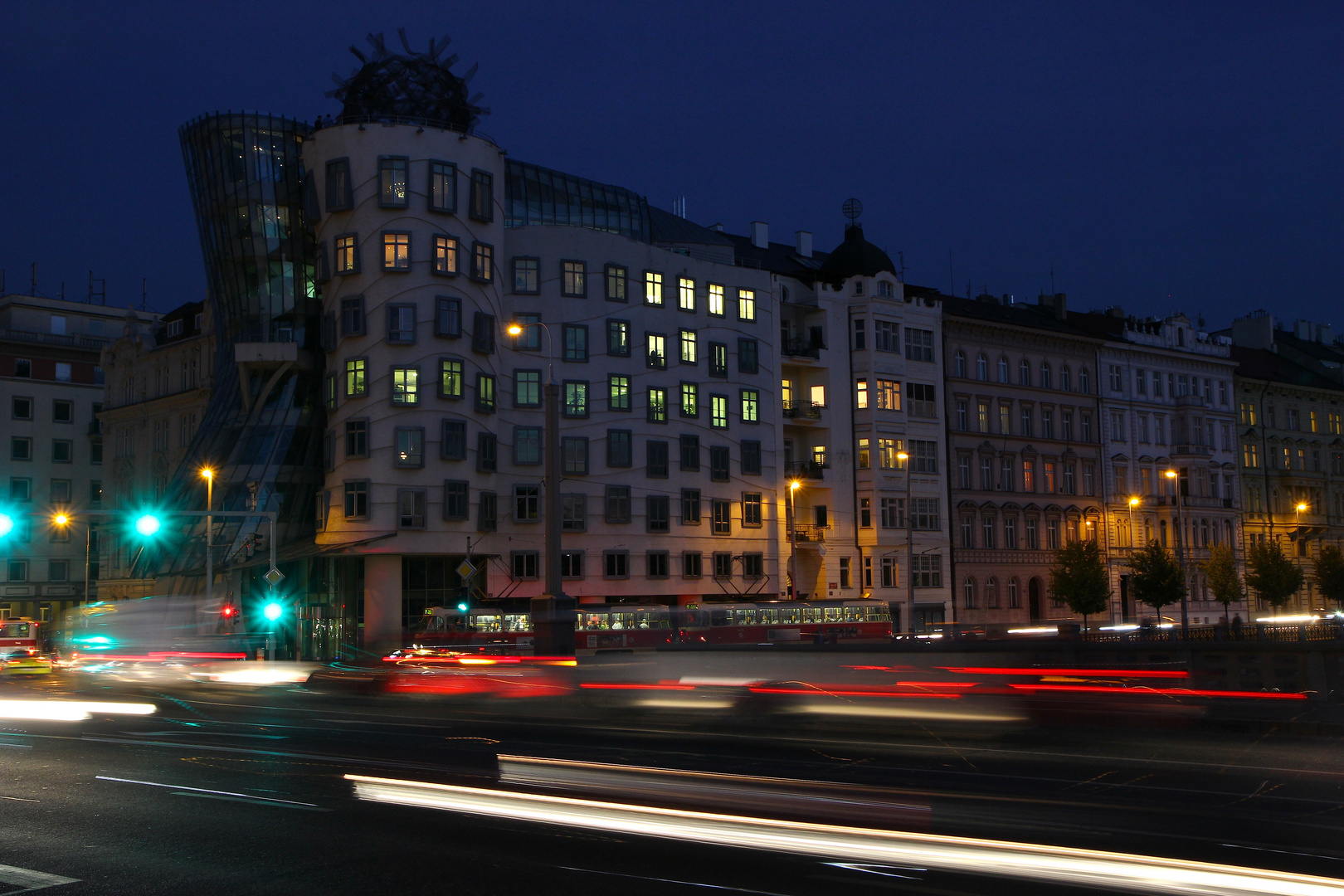 Prag Das Tanzende Haus Bei Nacht Foto Bild Europe Czech