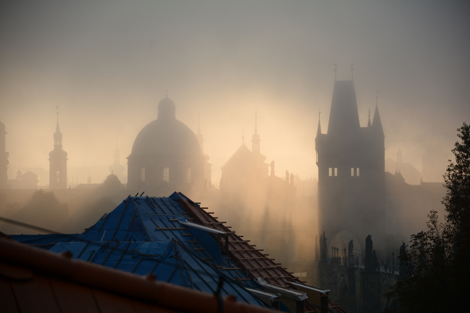 Prag im Nebel in der früh