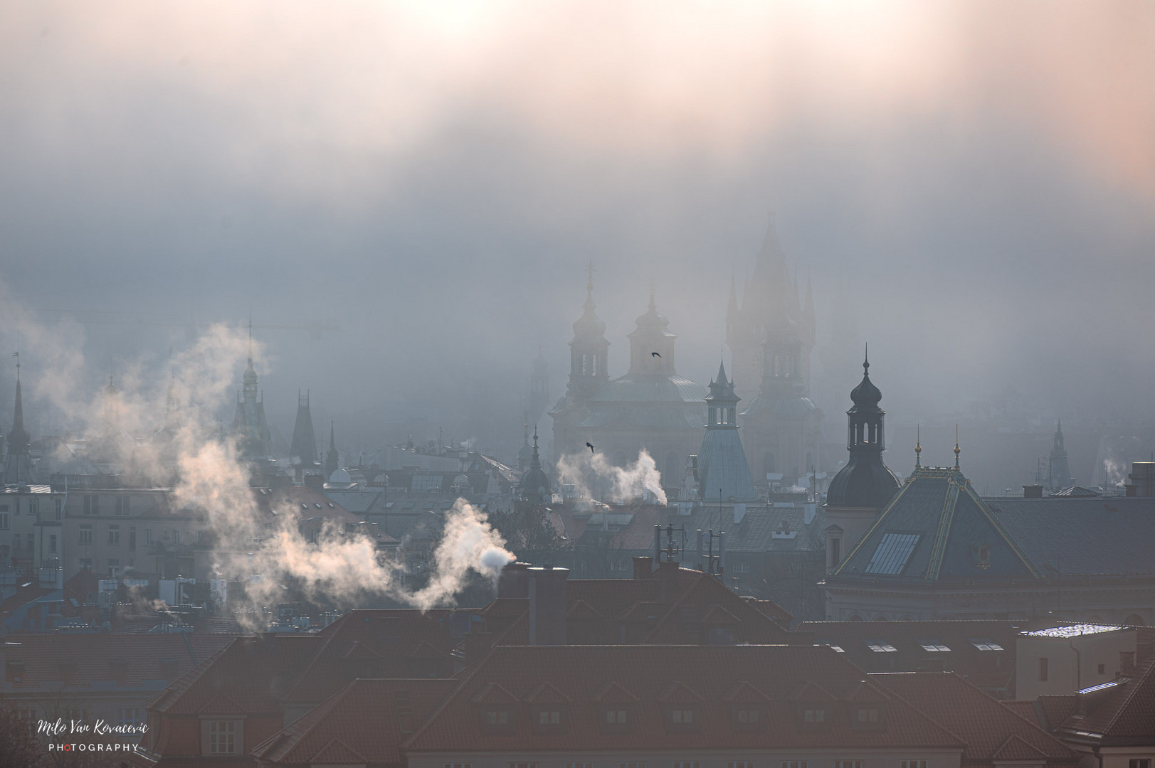 Prag im Nebel versinkt