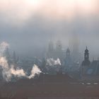 Prag im Nebel versinkt