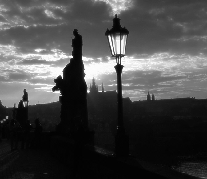 Prag Karlsbrücke, im Hintergrund die Burg