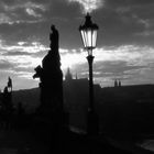 Prag Karlsbrücke, im Hintergrund die Burg