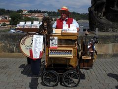 Prag-Karlsbrücke-Leierkastenmann