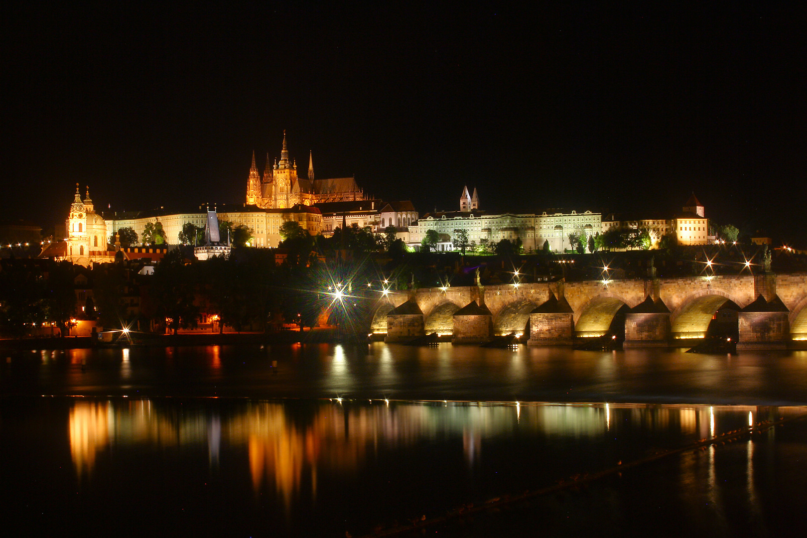 Prag - Karlsbrücke mit Burg bei Nacht