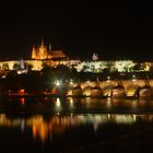 Prag - Karlsbrücke mit Burg bei Nacht