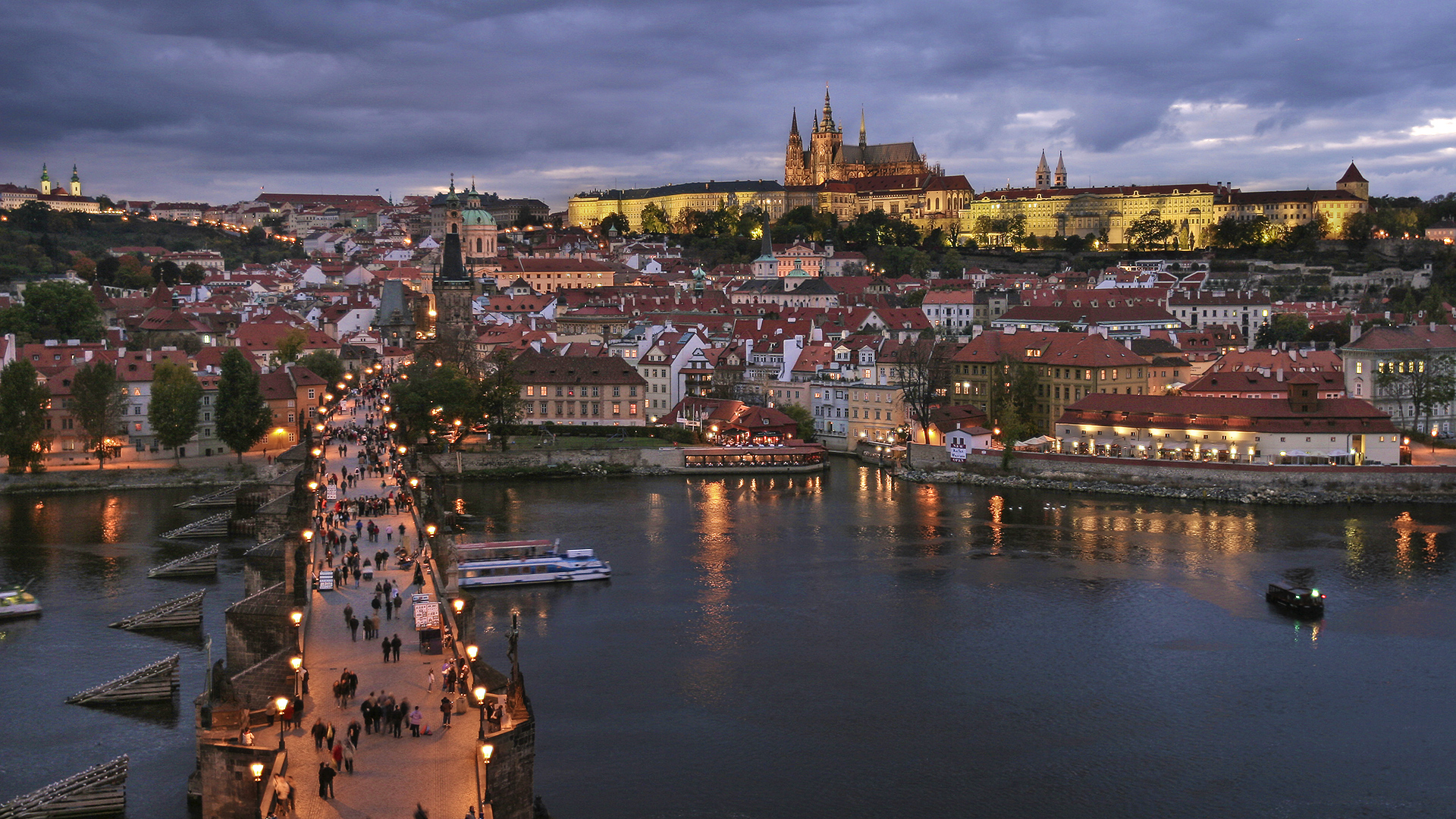 PRAG - Karlsbrücke über die Moldau und Burg