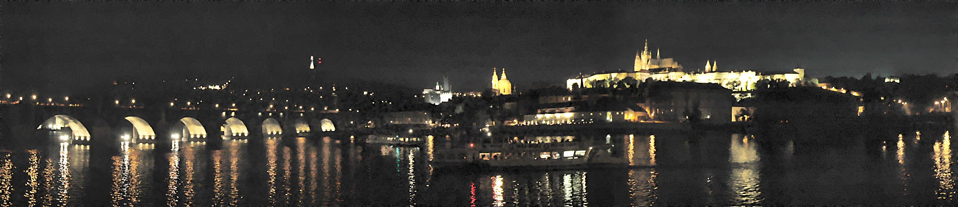 Prag: Karlsbrücke und Burg bei Nacht