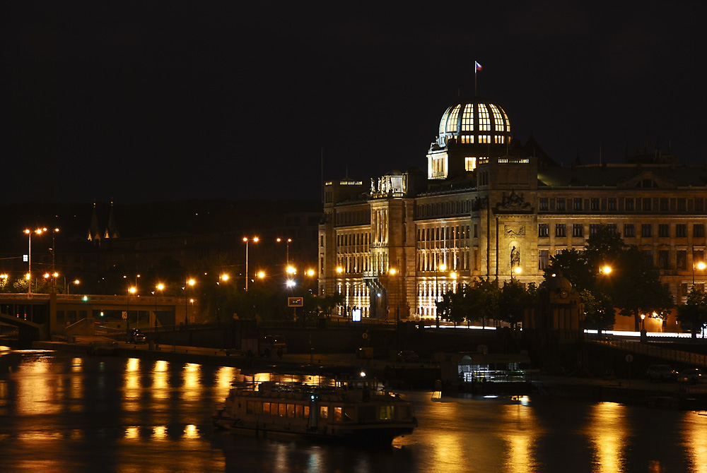 Prag: Kupelbau am Moldau-Ufer