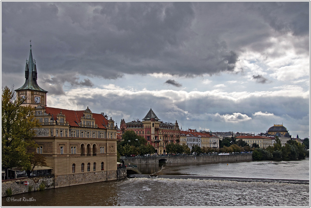 Prag mit den schönen Bauten und der Moldau.