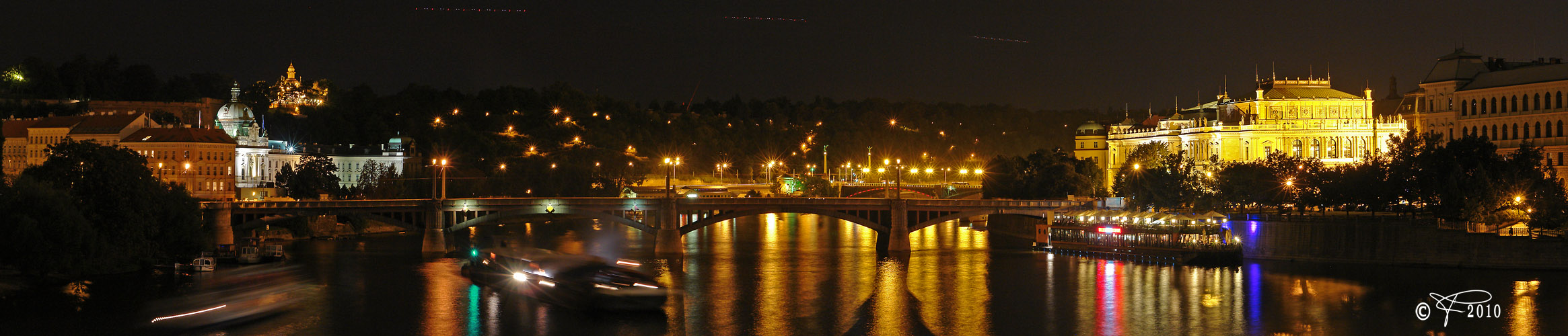 Prag nachts mit Rudolphinum