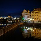 Prag: Nächtlicher Blick über die Moldau zum Hradschin