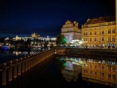 Prag: Nächtlicher Blick über die Moldau zum Hradschin