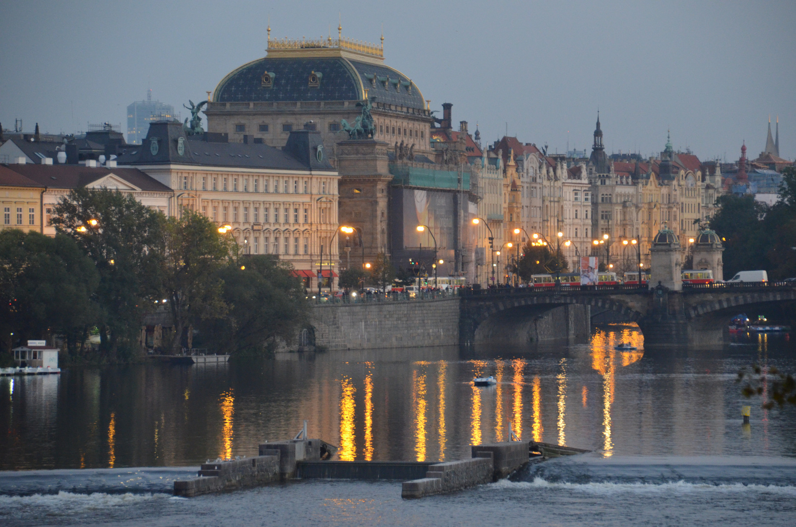 Prag - Nationaltheater (Národní divadlo) bei Dämmerung (Oktober 2014)