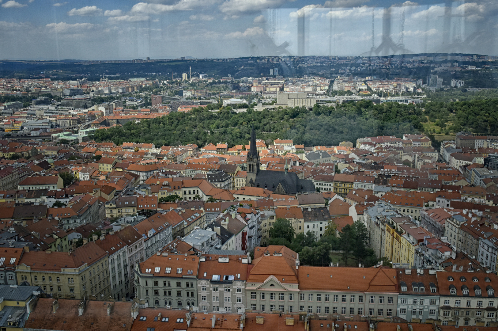 Prag Skyline durch die Glasscheibe