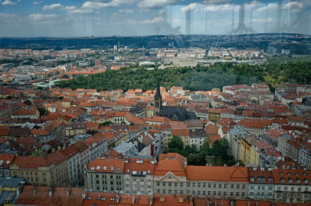 Prag Skyline durch die Glasscheibe